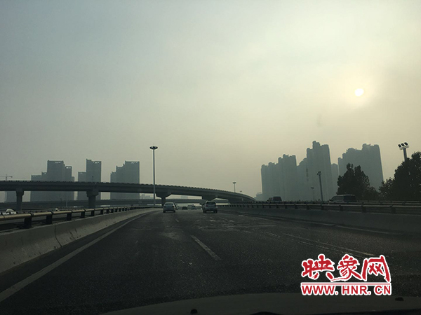 限行首日，三環(huán)橋上橋下，車輛不多，交通狀況良好。
