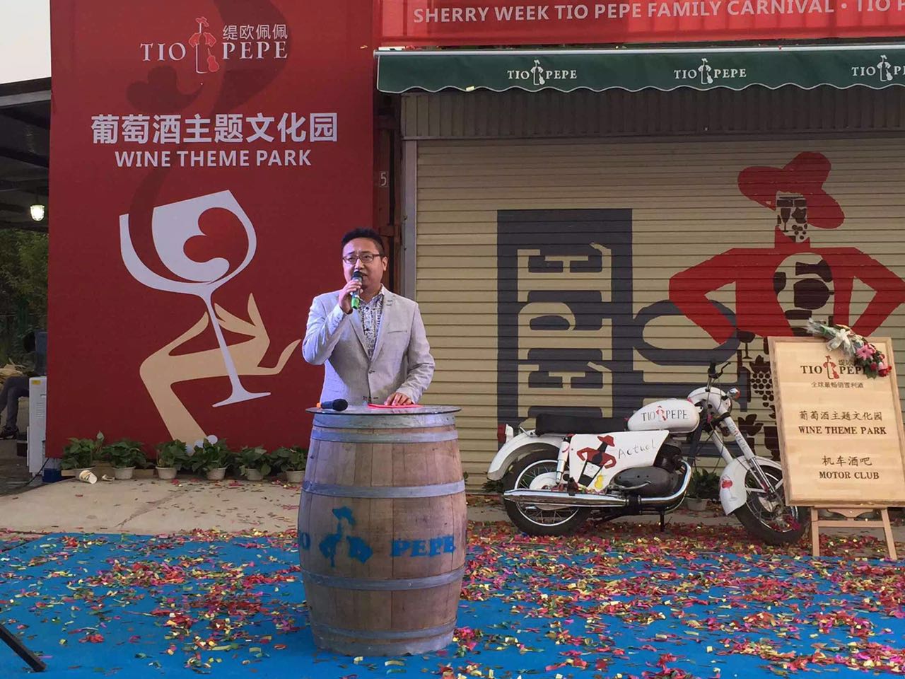 我們的巖歐巴出場(chǎng)嘍！真的是迷倒臺(tái)下一片！