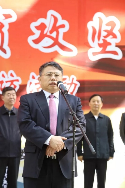 省委宣傳部副部長、省新聞出版廣電局局長朱夏炎宣布《打贏脫貧攻堅(jiān)戰(zhàn)》大型采訪活動(dòng)正式啟動(dòng)。