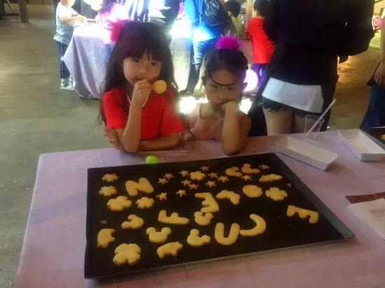 烤制好的餅干，發(fā)揮想象力，畫上美麗的圖案