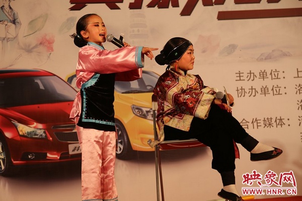 兩個小演員的表演活潑，惹得觀眾連連叫好。