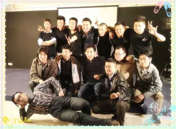 表演結(jié)束，看這哥們兒，為了和演員合影也是蠻拼的！