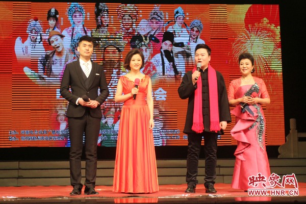 戲迷春晚主持人月陽（右二）、李亞楠（右一）、王巖（左二）、王曉凡（左一）
