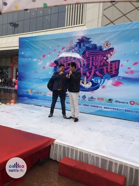 這位男士向遠在家鄉(xiāng)的妻子隔空表白，勇氣真是大大的，您對妻子的愛，已經(jīng)超越萬水千山。