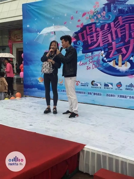 這是一位在校大學(xué)校，暗暗的喜歡純純的愛。