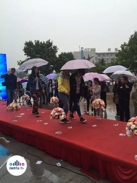 　　好友從屏幕后面走出來，他們特意從陜西、平頂山趕來為兩人送出祝福。