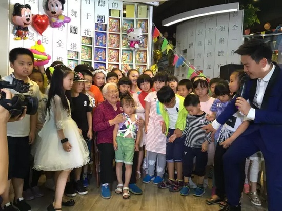 　　豫劇表演藝術(shù)家高潔老師和孩子們?cè)谝黄?，講述自己和戲曲的故事，祝福所有的小朋友節(jié)日快樂。