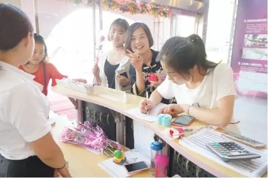 到場嘉賓均獲得巧克力一盒，女士另外還獲得獲得玫瑰花一支。