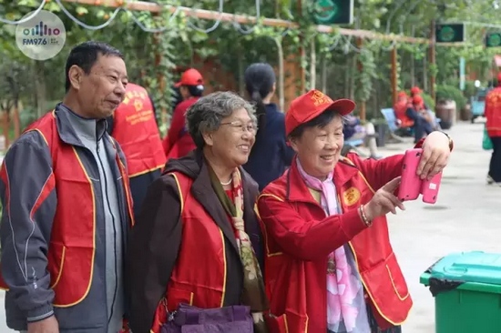 爺爺奶奶叔叔阿姨被盛運莊園的景致吸引，紛紛拍照留影