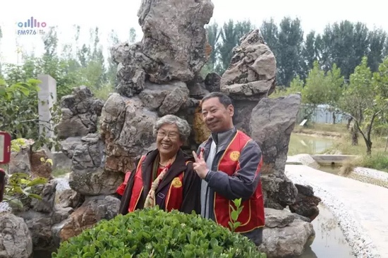爺爺奶奶叔叔阿姨被盛運莊園的景致吸引，紛紛拍照留影
