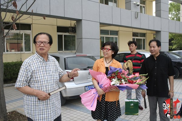  左起：著名豫劇表演藝術家賈庭聚、河南電臺戲曲廣播總監(jiān)木子、唐派再傳弟子郭志成等待看望馬云玲女士