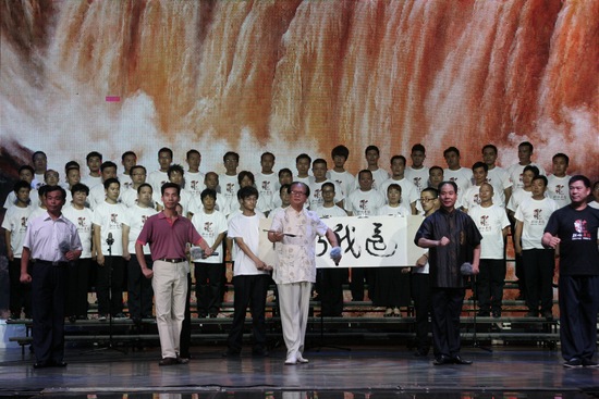 著名表演藝術(shù)家、唐派傳人賈廷聚（中），率眾弟子演唱唐派經(jīng)典名段《還我河山》