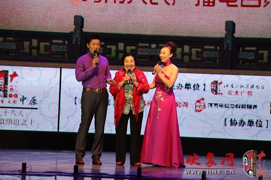 著名越調(diào)表演藝術(shù)家、越調(diào)皇后毛愛(ài)蓮（中）