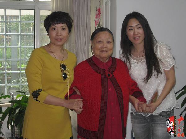 河南電臺(tái)戲曲廣播總監(jiān)木子（左)、央視戲曲頻道欄目總編李穎（右）與馬金鳳（中）合影