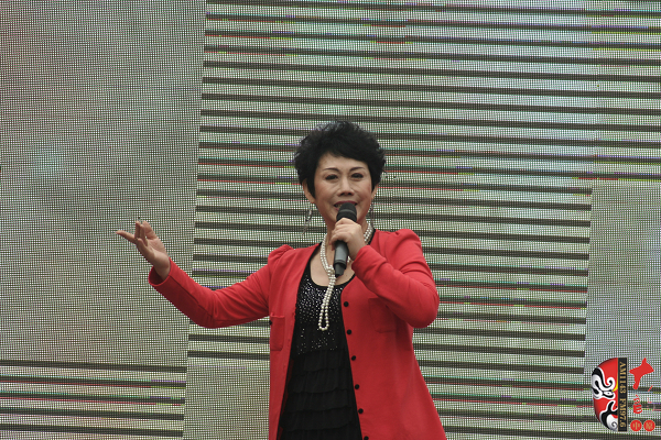 著名豫劇表演藝術(shù)家魏俊英現(xiàn)場演唱豫劇《紅菊》選段“十祝?！?、《五世請纓》選段“先王爺封我是個長壽星”