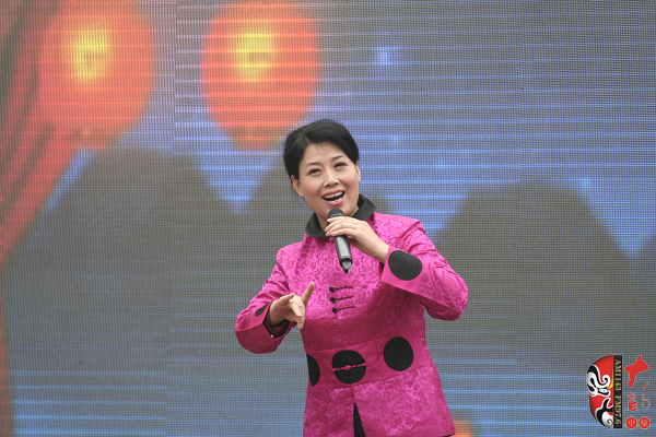 著名曲劇表演藝術(shù)家、中國戲劇梅花獎獲得者方素珍演唱曲劇《風(fēng)雪配》選段“今日是我出閨的前一天晚上”