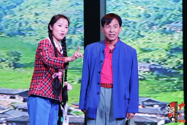 第二場(chǎng)，河南省豫劇三團(tuán)優(yōu)秀演員劉海功（右）飾栓保，安陽(yáng)市票友景永芳（左）飾銀環(huán)