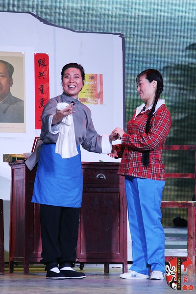 第三場(chǎng)，河南電臺(tái)戲曲廣播總監(jiān)木子（左）飾栓保娘，《梨園星秀場(chǎng)》《有你就有戲》主持人媛媛（右）飾銀環(huán)