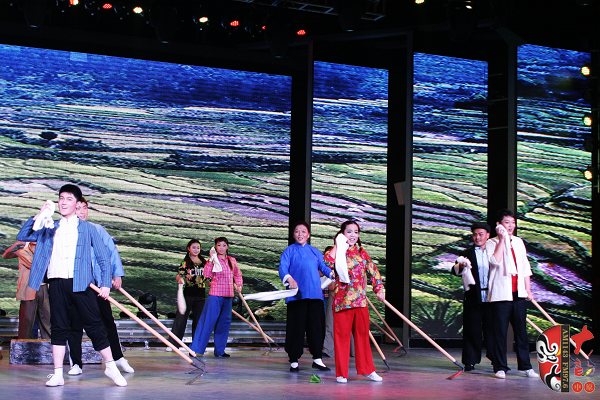 群眾勞動(dòng)場(chǎng)面，劇中演員包含票友、專業(yè)演員、戲迷
