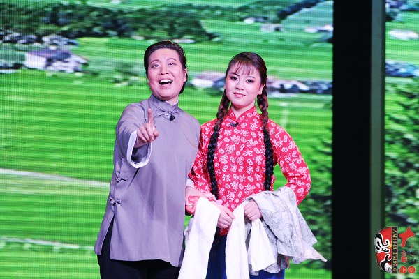 第九場(chǎng)，河南電臺(tái)戲曲廣播總監(jiān)木子（左）飾栓保娘，素雅青年豫劇團(tuán)劉帥毅（右）飾銀環(huán)