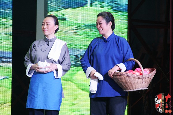 第七場(chǎng)，河南電臺(tái)戲曲廣播副總監(jiān)、中國(guó)播音主持金話筒獎(jiǎng)獲得者張彤（左）飾栓保娘