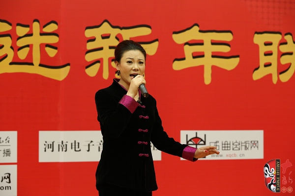 戲曲廣播主持人王唯、曉琴、丁蘭、李鋮及鄭州市曲劇團優(yōu)秀演員張娜共同表演的小品《賣鞋》