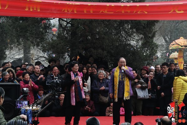 著名豫劇表演藝術(shù)家楊華瑞（左）、王善樸（右）合唱歌曲《天不下雨天不刮風(fēng)天上有太陽》