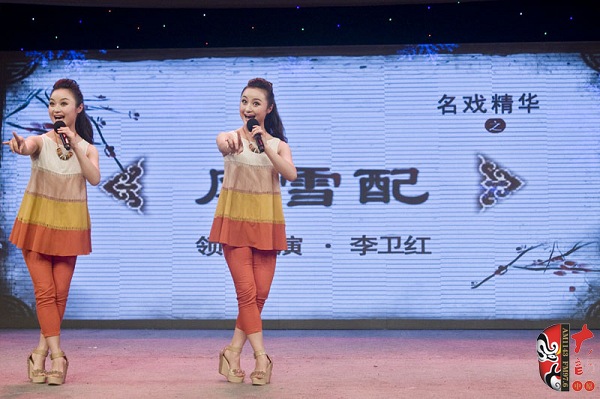 高玉明、高玉慧雙胞胎姐妹助興表演