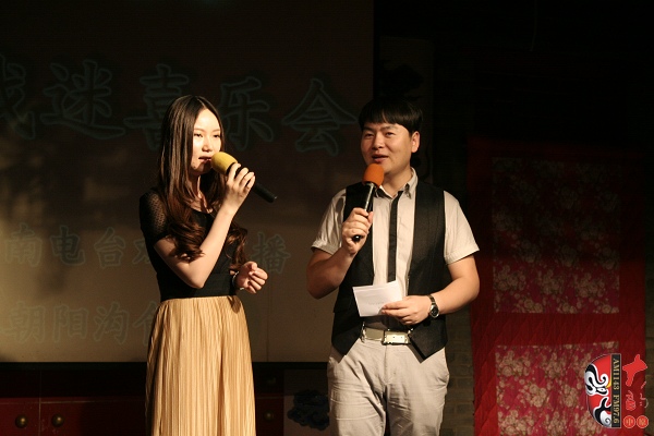 主持人：河南電臺戲曲廣播《越學(xué)越開心》主持人張琳，著名戲曲節(jié)目主持人、戲曲廣播當(dāng)家小生月陽
