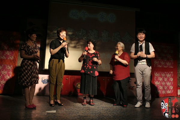 戲曲廣播總監(jiān)木子、豫劇表演藝術(shù)家楊華瑞、高潔、戲曲廣播當(dāng)家小生月陽、票友張華合作表演《朝陽溝》選段