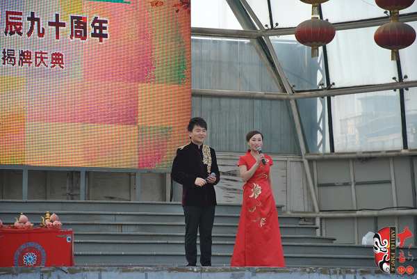 主持人：河南電臺(tái)戲曲廣播副總監(jiān)張彤（右）、著名戲曲節(jié)目主持人、戲曲廣播當(dāng)家小生月陽(yáng)（左）