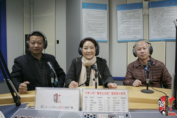 本次傳統(tǒng)古裝大戲《三哭殿》的輔導(dǎo)老師之一、著名越調(diào)演員李娟（中）及本次大戲的主要演員做客直播間