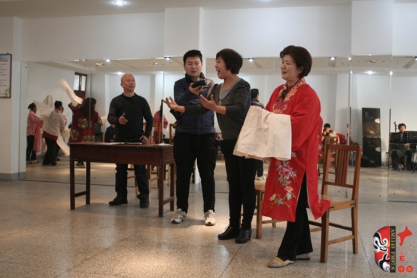 著名戲曲節(jié)目主持人、河南電臺戲曲廣播當(dāng)家小生月陽錄制現(xiàn)場花絮