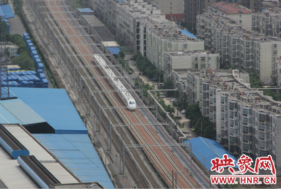 4日上午8點(diǎn)10分，隨著一聲汽笛長(zhǎng)鳴，一列“子彈頭”列車緩緩駛出鄭州車站。