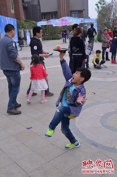 小弟弟，你玩?zhèn)€托球不用這么夸張吧，哈哈！