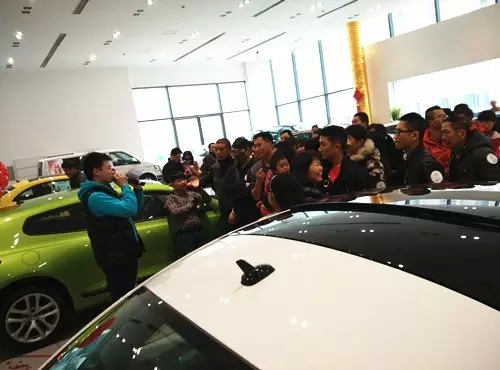 現(xiàn)場活動(dòng)由私家車廣播《999車生活》主播飛揚(yáng)、佳雨主持，新年呵護(hù)，溫暖你一路。