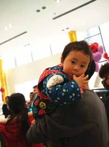 小朋友雖然你骨骼清奇，但是米、油你照樣拎不動(dòng)啊，還是乖乖的油卡拿好吧。
