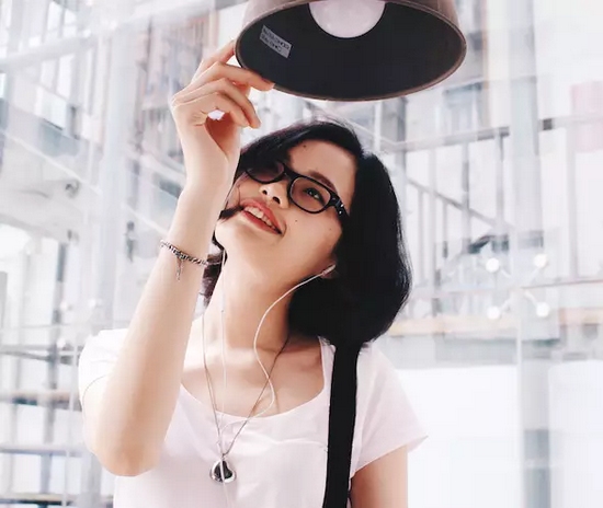 當然，怎么能少的了美女出鏡？