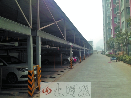 中原區(qū)新禧園小區(qū)，靠著圍墻的空地，建成兩層立體車庫。