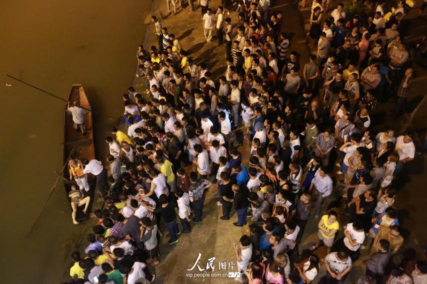6月4日晚，湖南省婁底市二大橋跳河自殺的女子遺體被打撈上來(lái)。