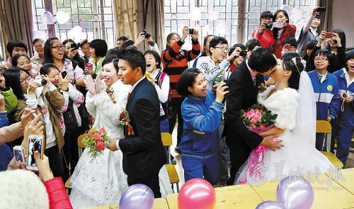 10對(duì)老師新人在校園里舉行集體婚禮，在教室里接新娘、拜堂