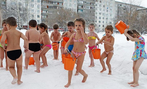 幼兒園的兒童身穿泳裝，在零下25度的雪地里沖涼水澡。