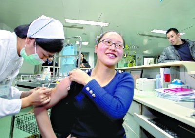 昨日，向雪敏在同濟(jì)醫(yī)院血液科病房打動(dòng)員劑，丈夫陳武右在身后注視著妻子 記者傅克強(qiáng)