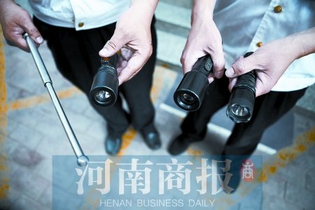 鄭州8名小學生持警棍、電擊槍街頭“火拼”