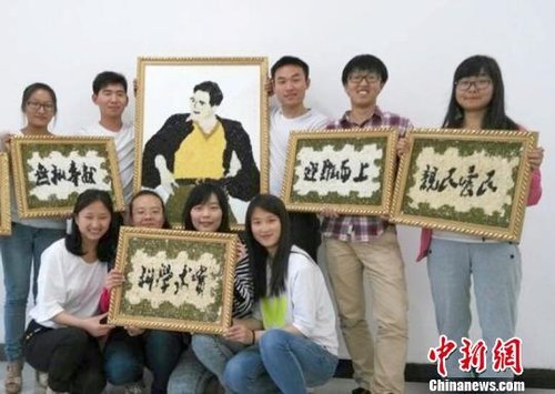 大學(xué)生們?yōu)榧o(jì)念焦裕祿，用黑豆、綠豆、大米等糧食在硬紙板上創(chuàng)作的糧食畫
