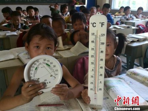 6月3日，下午四點，昆明市東川區(qū)因民鎮(zhèn)中心學校一年級教室溫度達到44℃