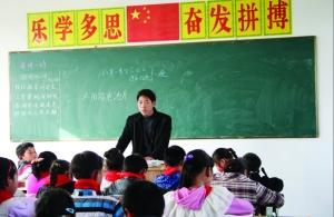 張從友先把妻子帶到學(xué)校，然后會(huì)準(zhǔn)時(shí)為學(xué)生們上課