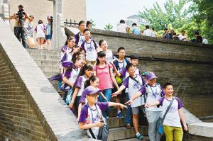 西安小雁塔景區(qū)內(nèi)，學(xué)生們正在古跡前合影留念