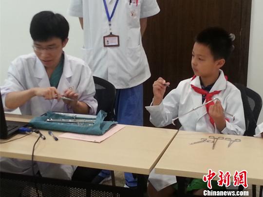 兒童暑期“職業(yè)體驗” 醫(yī)生、警察職業(yè)受熱捧
