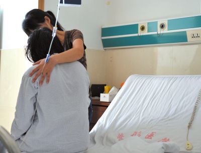 由于前天進行了面部修復(fù)手術(shù)，俞燕身體不適，父母24小時陪在她的身邊
